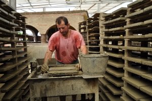 Los ladrillos se sigue elaborando a mano y uno a uno. :: A. P.