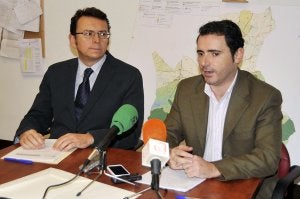 Antonio Villalón y José Ramón Carmona, ayer en rueda de prensa. ::
SUR
