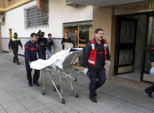 Bomberos trasladan a la progenitora, de 96 años, a una residencia de personas mayores. :: Álvaro Cabrera