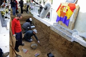 Trabajos de excavación en la fosa común de Gerena. ::
AFP