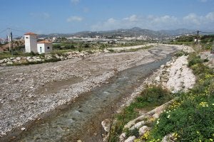 El suceso tuvo lugar al mediodía del sábado en el río de Torrox.:: E. C.