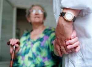 Denuncian que 5.000 andaluces con derecho a ayuda podrían fallecer antes de recibirla. ::                             SUR