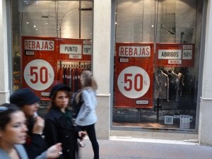 Tiendas con carteles de rebajas, ayer en el Centro de la capital. ::
FERNANDO GONZÁLEZ