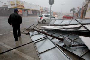 La cartelería de una nave de la avenida de Washington se vino abajo ayer. ::
ANTONIO SALAS