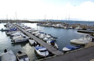 El puerto deportivo del Candado, que cuenta con 300 amarres, es el más importante de la capital. ::                             SUR