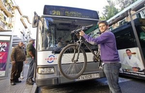 Un joven malagueño lanza una campaña para instalar portabicis en los autobuses