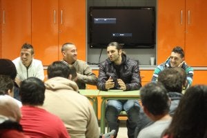 Los jugadores albinegros dialogan con los alumnos de Montecalpe. ::
SUR