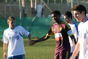 Eto'o saluda a Ismael al término del partido de ayer entre el Anzhi y El Palo. :: Julio Rodríguez