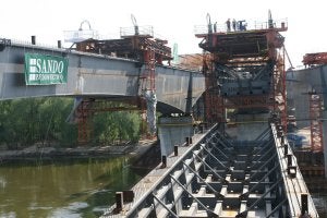 Una de las obras que ha ejecutado la empresa en Polonia es este puente sobre el Vístula. ::
SUR