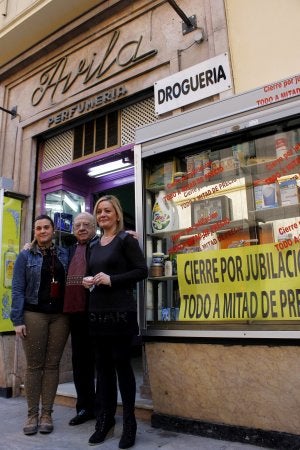 Pepe Ávila, con su hija Marisa y su nieta Alba. ::
ÁLVARO LÓPEZ