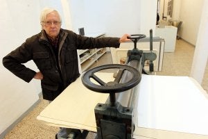 Enrique Brinkmann posa junto al tórculo del Taller Gravura, que ofrece desde mañana sus nuevas creaciones. ::
CARLOS MORET