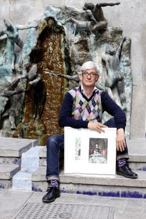 Juanjo Fuentes, en calle Beatas con una de sus obras. ::
ÁLVARO LÓPEZ