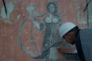 Aspecto de la figura femenina mejor conservada, que puede relacionarse con Hebe, la diosa griega de la juventud. ::
ANTONIO SALAS