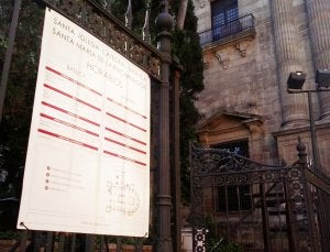 Cartel colocado en la reja de los jardines del Sagrario. ::
SUR