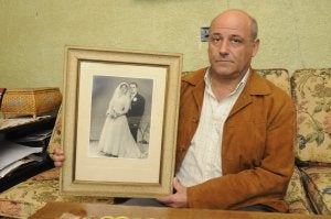 Luis Manuel Norniella sostiene la foto de boda de sus padres; la familia es asturiana, pero solía veranear en Benalmádena. ::
JESÚS DÍAZ