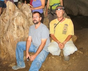 Tomassetti, en el interior de la Cueva de Gran Duque, en Casares. ::
SUR