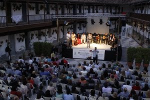 El Tiriri, en el centro del tablao que ayer se instaló en el Corralón de Santa Sofía. ::
ÁLVARO LÓPEZ