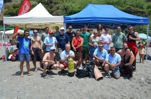 Los integrantes de la Asociación Universitaria de Actividades Subacuáticas y del grupo GEAS de la Guardia Civil, ayer en la playa de Maro. ::
E. C.