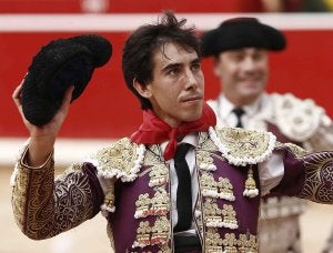 El diestro malagueño da la vuelta al ruedo tras cortar la oreja a su primer miura. ::
JESÚS DIGES. EFE
