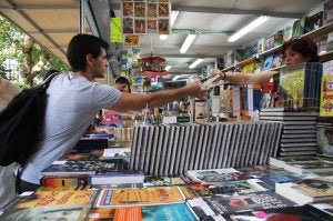 Un joven adquiere un ejemplar, ayer, en los primeros compases de la feria que se celebra en el Parque de la Alameda. ::
JOSELE-LANZA