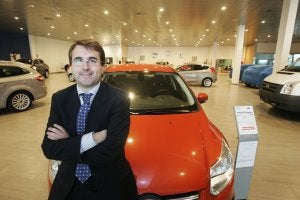 Juan Peña, en la sede del concesionario Garum Motor, que dirige. ::
SUR