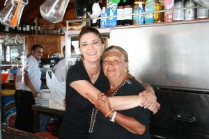 1. Los Bandoleros, situado en el paseo marítimo de Playamar, está regentado por Remedios Moreno y Adrián González. ::
A. DÍAZ
2. Lola, una de las clientas más habituales del merendero, veranea en Torremolinos desde la década de 1960. ::
A. DÍAZ
3. Remedios posa junto a Lola, a quien considera «una más de la familia». ::
A. DÍAZ