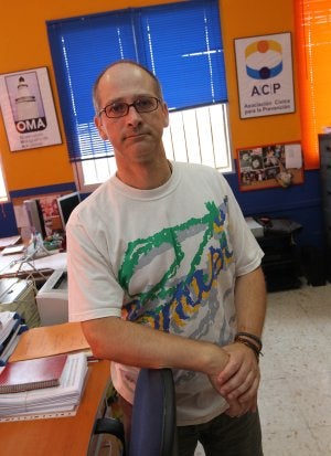 Rafael Arredondo, en la sede de la ONG ACP, de la que también es voluntario. ::
CARLOS MORET