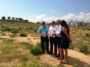 Los andalucistas, ayer en la parcela que proponen para construir el nuevo colegio. ::
SUR