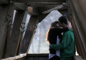 Dos jóvenes se besan en un parque público. ::
MIGUEL HERREROS