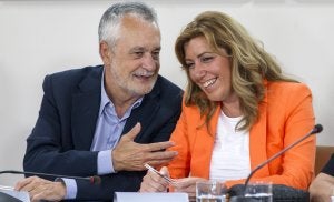 José Antonio Griñán y Susana Díaz, en la ejecutiva del PSOE donde dio a conocer su gobierno. :: Efe