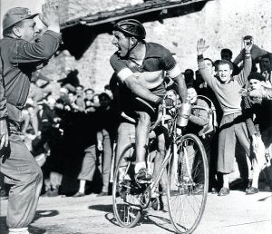 Bartali es aclamado por la multitud en el Giro de Lombardía de 1952. :: SUR
