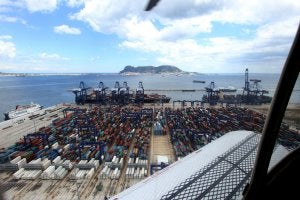 Instalaciones portuarias algecireñas en una vista aérea. ::
SUR