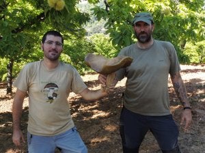 Becerra, a la izquierda, y Gaona, tras hallar el gran ejemplar. ::
M. B.