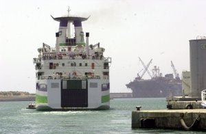 El barco que cubre el trayecto entre Málaga y Melilla, en el interior de la dársena del Puerto de Málaga.:: SUR