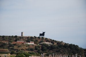 El toro de Osborne recupera su azabache
