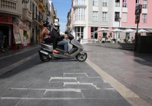 Baldosas hundidas y rotas en calles del Centro reurbanizadas hace apenas dos años