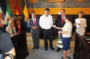 Landaluce entrega uno de los proyectos en presencia de Cárdenas. ::
SUR
