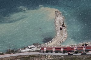 La UE admite la denuncia de Verdemar contra Gibraltar por los rellenos y el bunkering