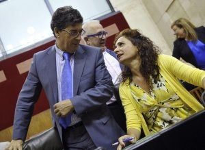 La consejera de Hacienda y Administración Pública, María Jesús Montero, junto al vicepresidente Diego Valderas, ayer en el Parlamento. ::                             EFE