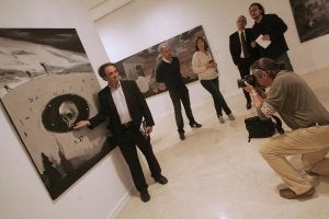 Rafael Alvarado posa junto a 'Primera nevada' (2013) en las salas de La Coracha. ::
YASHMINA GARCÍA