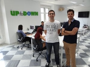 José Domínguez y Luis Hernández en la oficina de Uptodown, situada en el Centro de Málaga. :: SUR