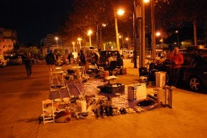 Los adjudicatarios de puestos fijos montan de madrugada. ::                             M. C. J.