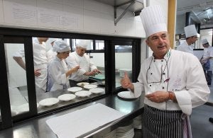 El jefe de cocina de La Cónsula, Cristóbal Blanco, supervisa el primer servicio del curso. ::
CARLOS MORET