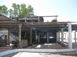 El antiguo restaurante del balneario está a la espera de su rehabilitación. :: Moreno