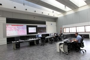 Puesto de control del metro de Málaga, en su sede de Los Asperones. :: Carlos Moret