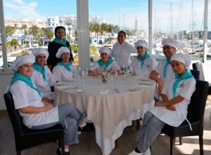 Primera promoción de alumnos de la Escuela de Hostelería de Estepona en la sala del restaurante. ::
E.R.