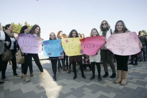 Las jóvenes cantaron y vitorearon con pancartas a su cantante minutos antes del concierto . ::
YHASMINA