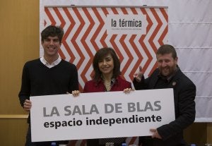 Txema Martín, Lole Almagro y Blas, ayer en La Térmica con el cartel de la sala. ::
ÑITO SALAS