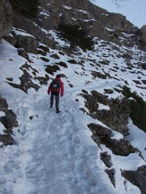 La nieve cubre la parte rocosa de la cima. ::
J. ALMELLONES
