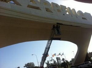 Los bomberos actuaron en la mañana de ayer para retirar tres placas que estaban a punto de caer. ::
JOSELE-LANZA